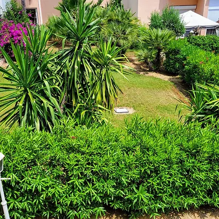 Beau T2 A Golfe-juan Vue Piscines Parc Tropical Du Golf Proches Plages