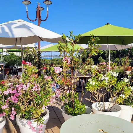 Beau T2 A Golfe-juan Vue Piscines Parc Tropical Du Golf Proches Plages